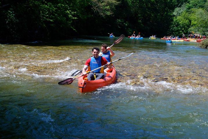 Dos personas remando en canoa por el río Sella
